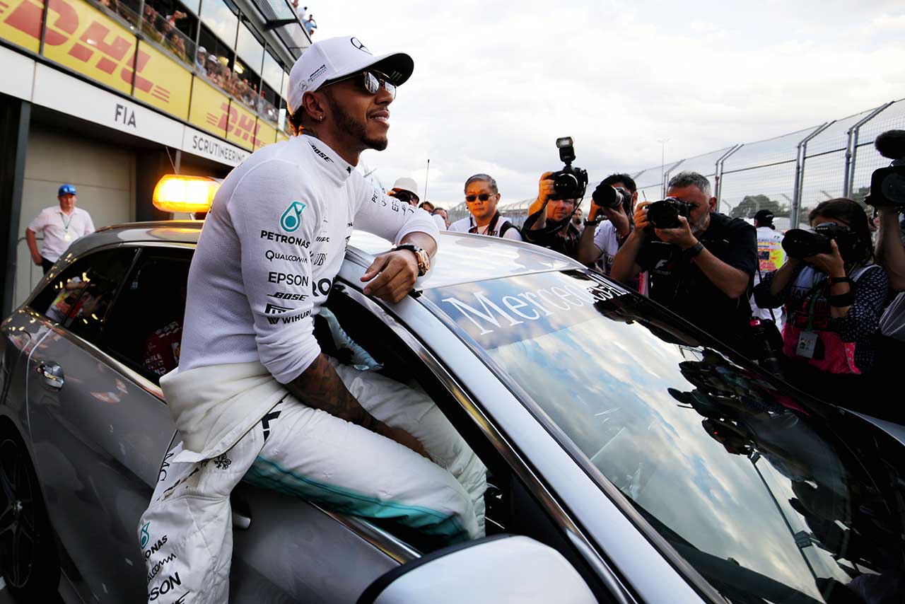 メディカルカーに箱乗りするハミルトン