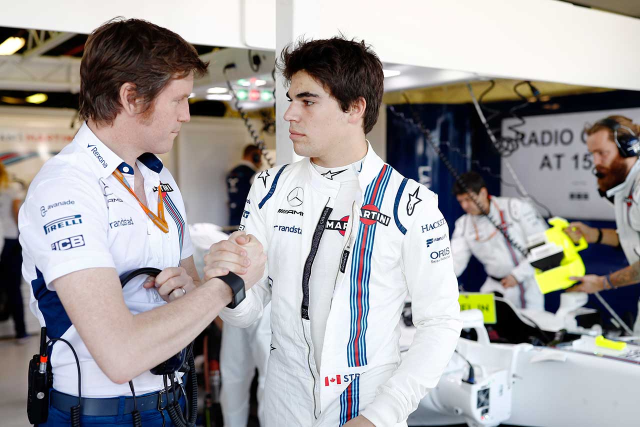 スタッフと握手するストロール