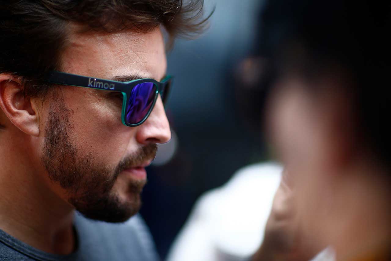 うつむくアロンソ