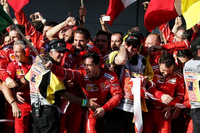 フラッグを掲げるフェラーリスタッフ