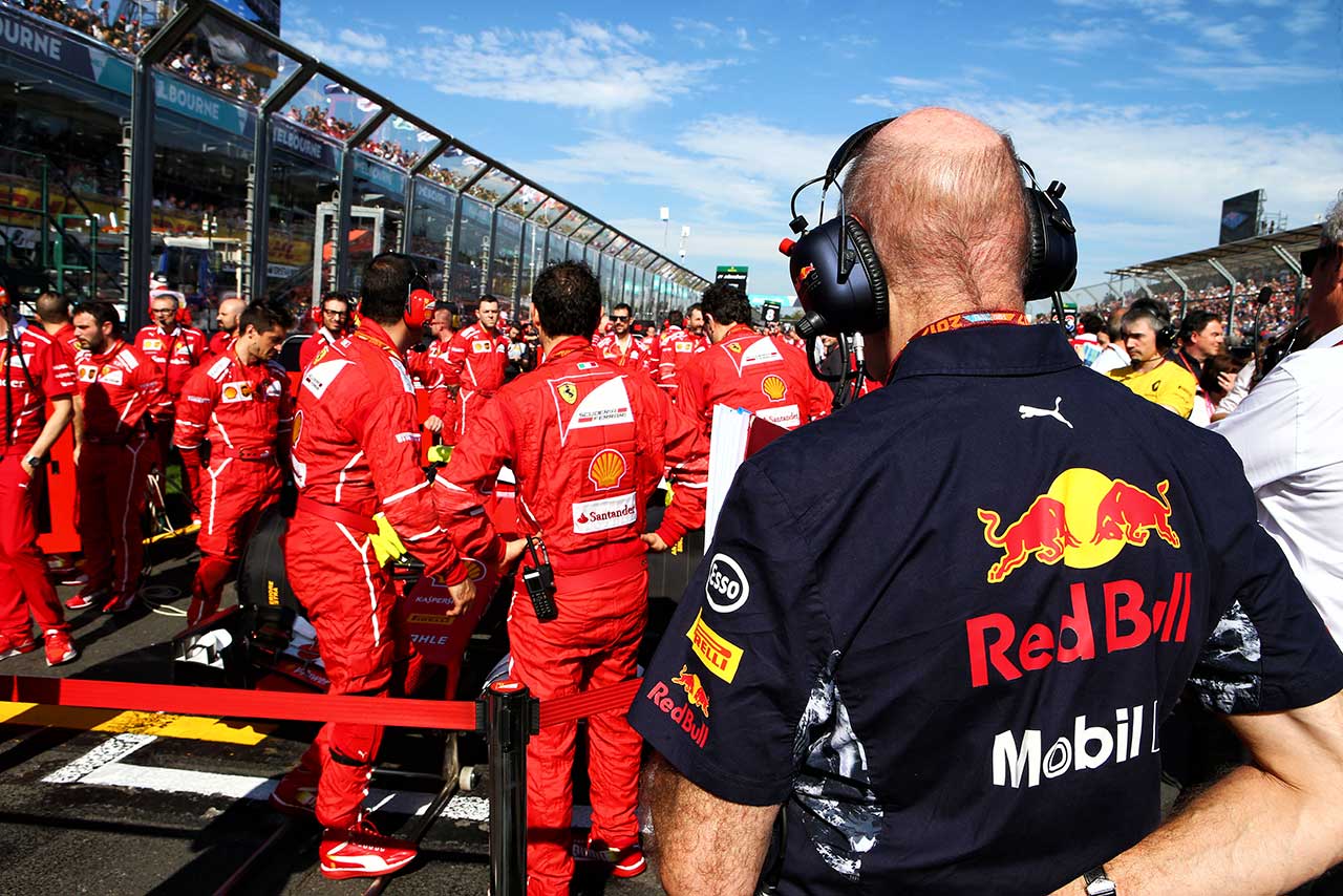 フェラーリを見つめるエイドリアン・ニューウェイ