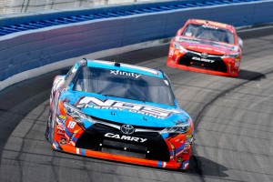 ステージ1、2を制すも3位に終わったカイル・ブッシュ（#18）と4位の好位置でレースを終えたエリック・ジョーンズ（#20） 