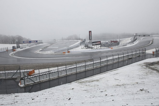 降雪に見舞われた富士スピードウェイ