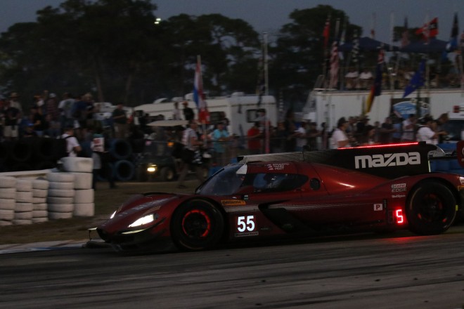 クラス5位でチェッカーを受けた55号車マツダRT24-P