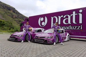 1年ぶりにシリーズ復帰を果たす強豪チームに加入した元F1ドライバーのアントニオ・ピッツォニア(左)