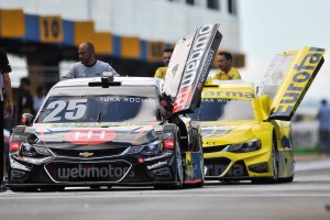 マシンはワンメイクで、跳ね上げ式のシザーズドアを採用する