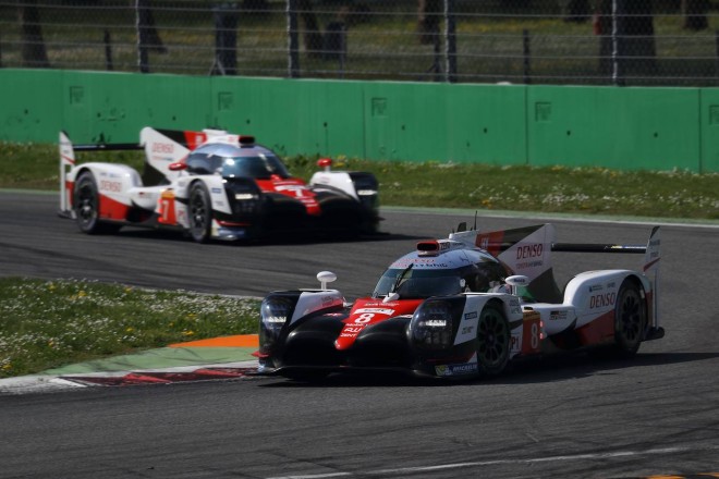 ル・マンに投入するLD（ロードラッグ）仕様でテストに臨む2台のトヨタTS050ハイブリッド
