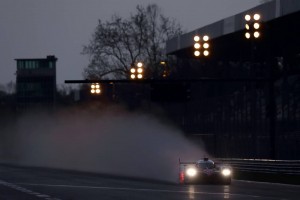 3回目のナイトセッションはウエットコンディションとなった