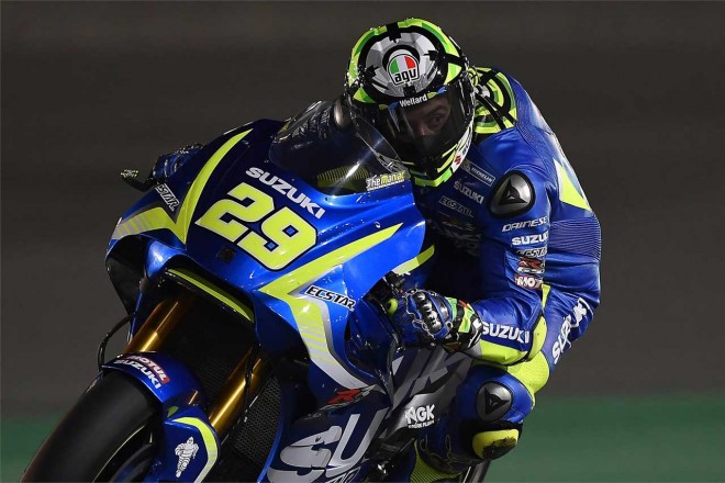 6メーカーの中で、唯一新型カウルを使用したスズキ