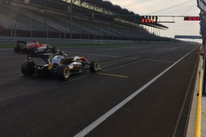 スタート練習を行う牧野任祐（ハイテック）とマキシミリアン・ギュンター（プレマ）