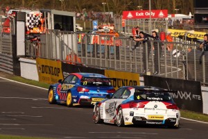 レース2を盛り上げたのは10番手スタートのコリン・ターキントン。コンマ3秒まで追い上げての2位