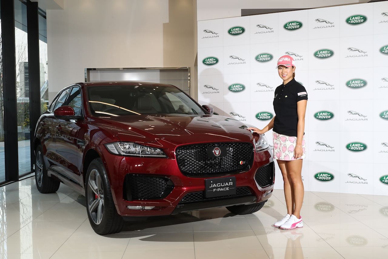 上田桃子はキャディバッグと傘に 木戸愛はキャップ バイザー左側にジャガー ロゴを付けて戦う ジャガー ランドローバー 新ブランド大使にゴルフの上田桃子ら3選手が就任の画像 写真 4 Autosport Web