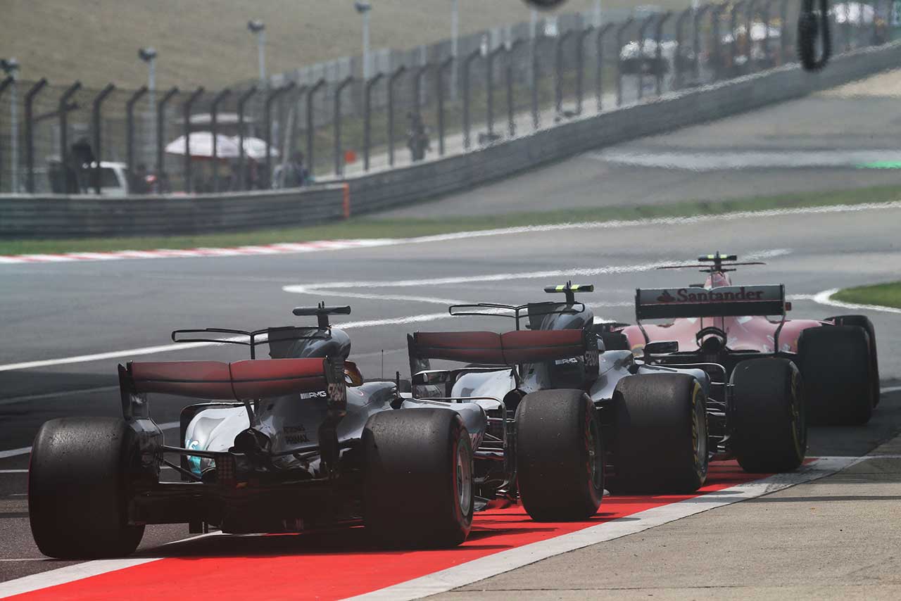 グリーンライトを待つライコネン、ボッタス、ハミルトン