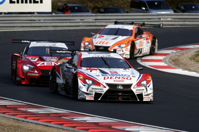 3番手を争うDENSO KOBELCO SARD LC500、ZENT CERUMO LC500、au TOM'S LC500