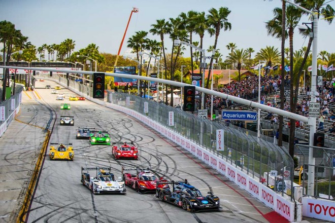 スタート直後の1コーナーで55号車マツダが5号車キャデラックのインをついた