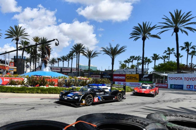 首位10号車キャデラックと2番手の55号車マツダ