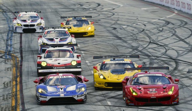 GTLMクラスのスタートシーン。この直後62号車フェラーリがPクラスマシンと接触しクラッシュを喫する