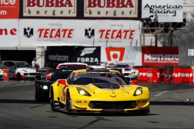 チェッカーまで残り数百メートルで逆転トップチェッカーを受けた4号車コルベットC7.R