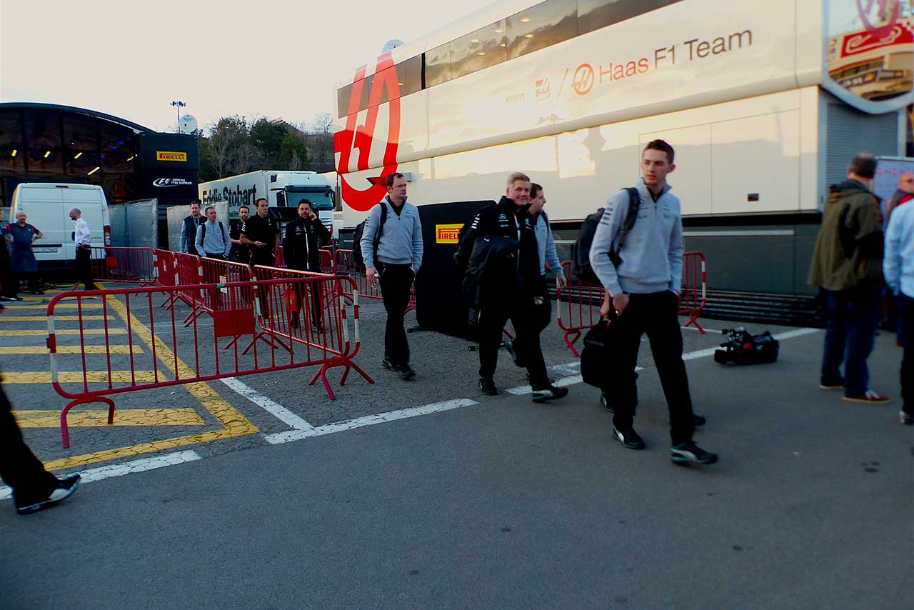 バルセロナ・テストで、夕方6時にサーキット入りする遅番スタッフたち