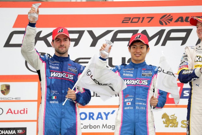 2位表彰台を獲得したアンドレア・カルダレッリと大嶋和也