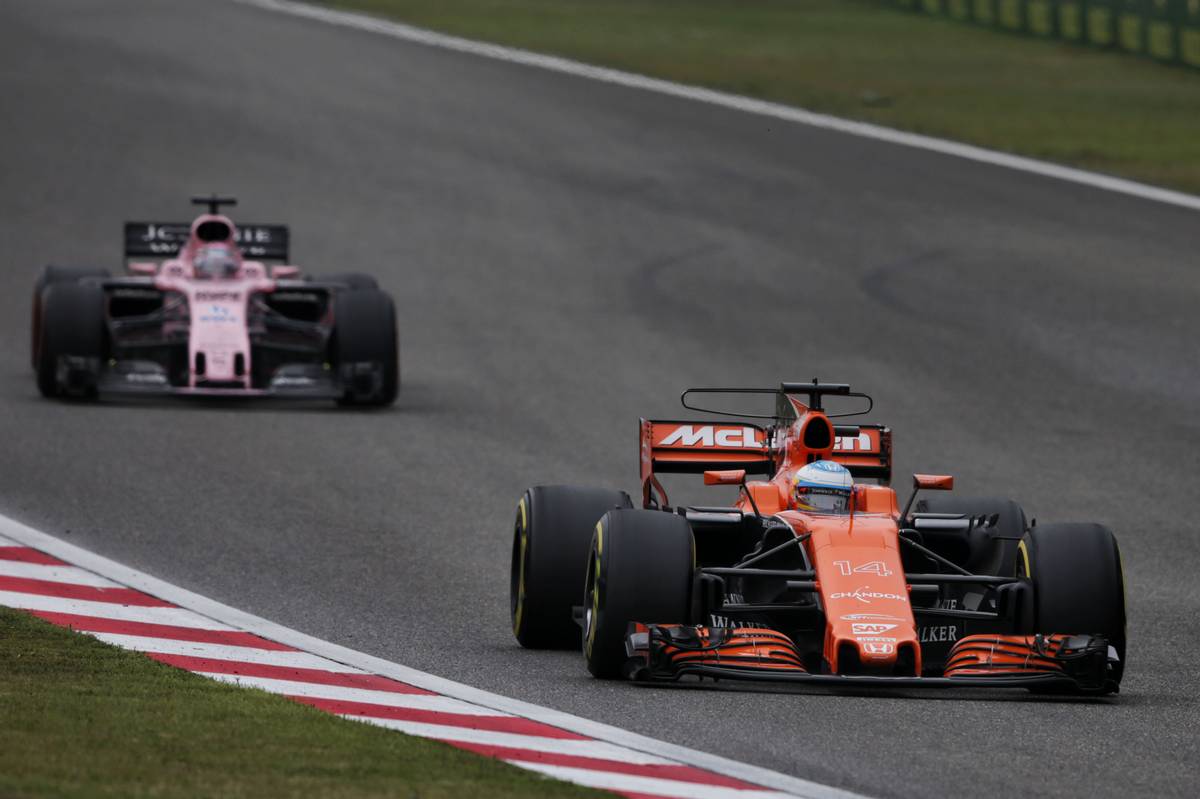 スーパーソフトを履くペレスを抑えたアロンソ