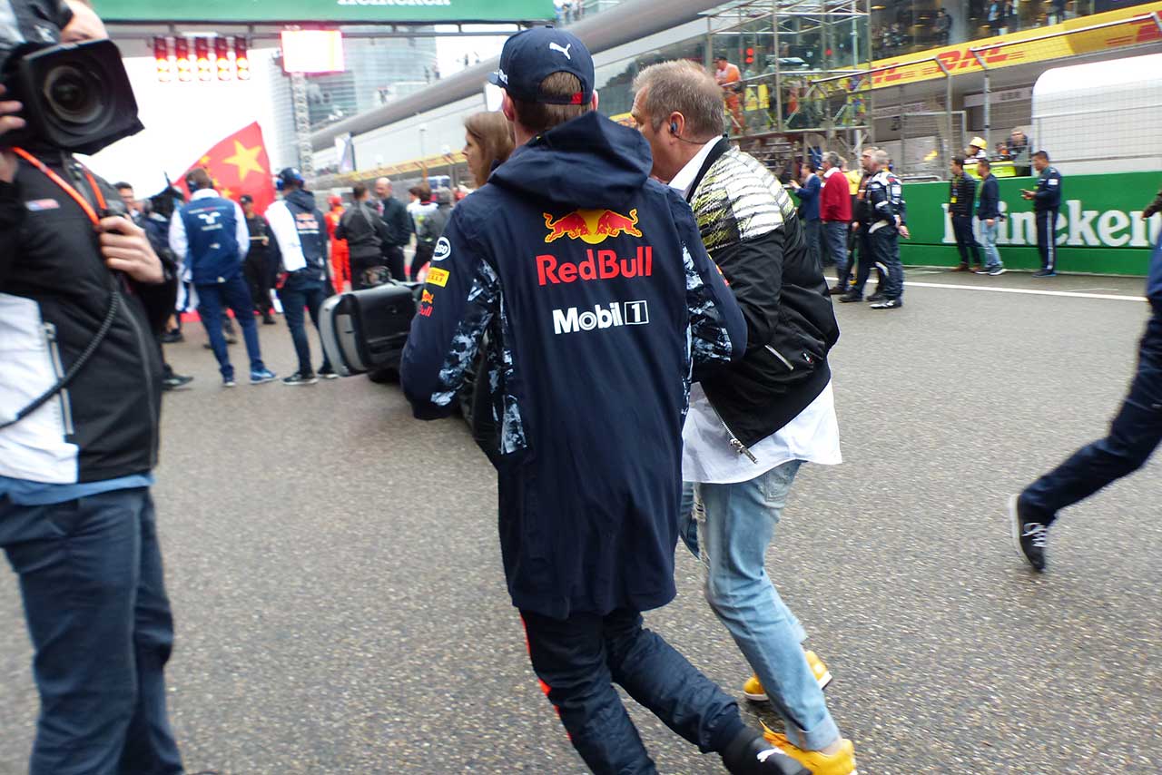 国歌セレモニーに遅刻したフェルスタッペン