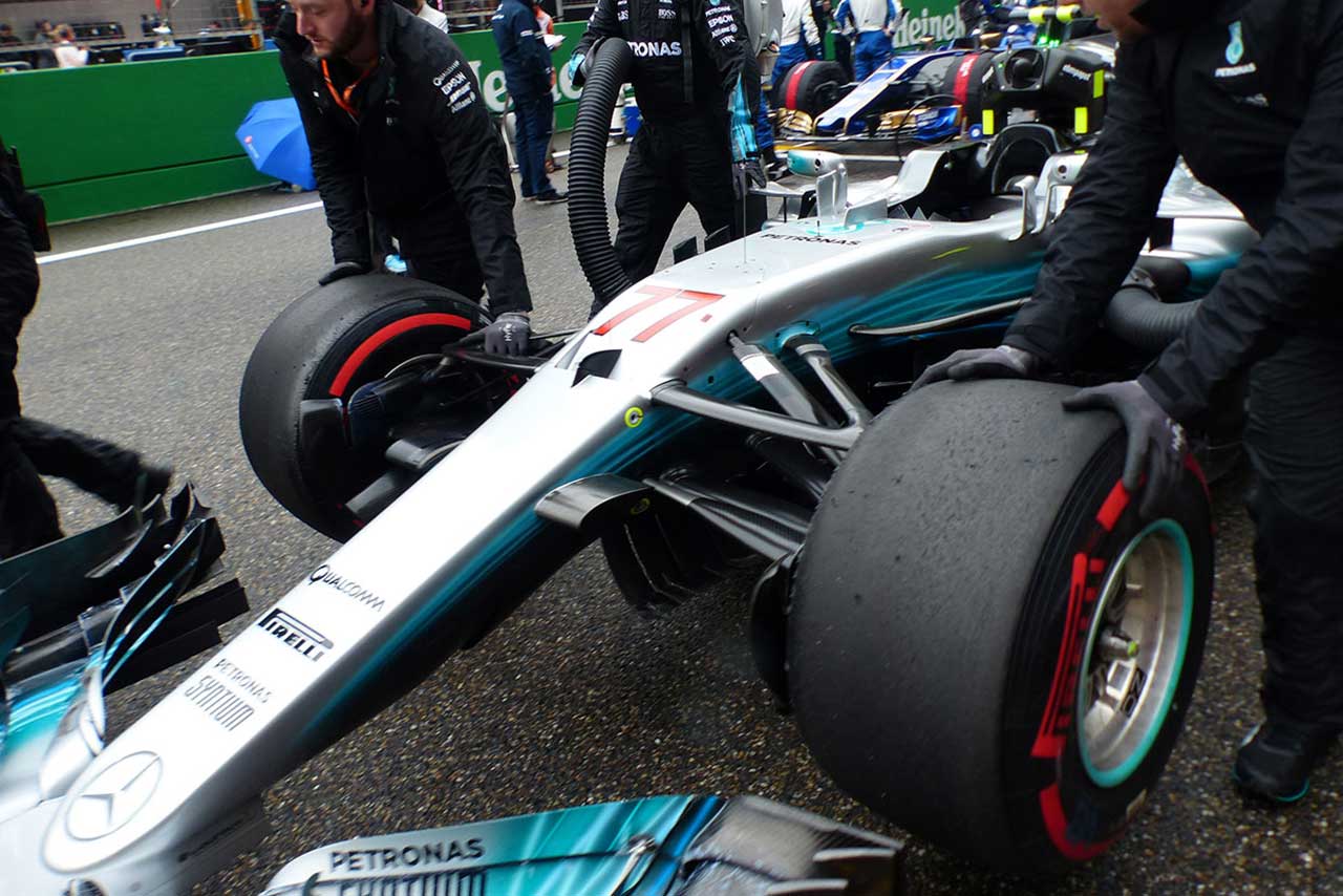 台車に乗せてグリッドまで運ばれるボッタスのマシン