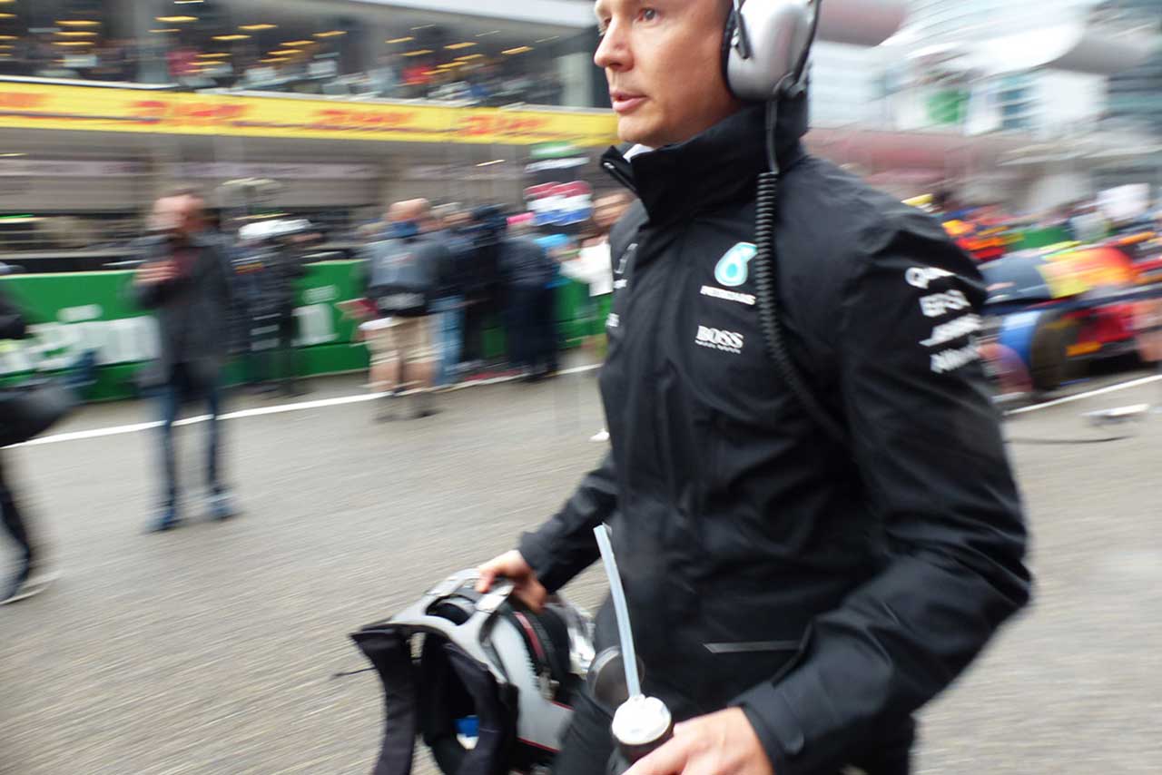 ドライバーのヘルメットを運ぶメルセデスのフィジオ