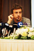 2017年インディ参戦を発表するアロンソが