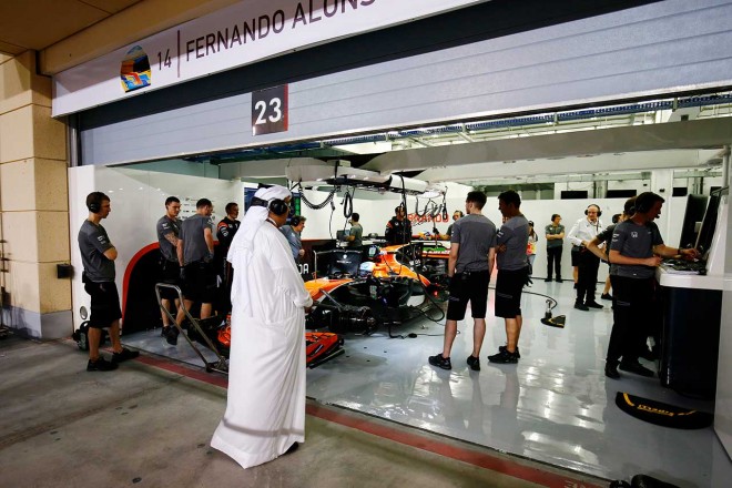 マクラーレンのガレージを訪れるバーレーン要人