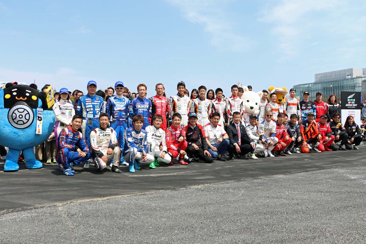 オープニングセレモニーに集結した国内トップドライバーとライダー