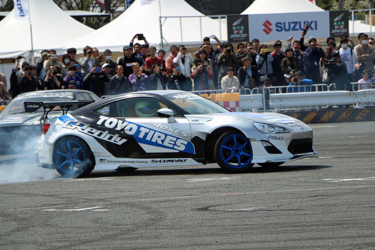 お台場で開催されたモータースポーツ・ジャパン・フェスティバルで実施されたD1マシンによるデモ走行の様子