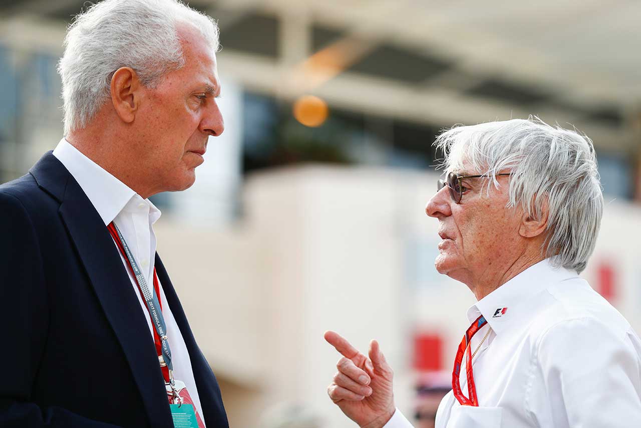 ピレリ幹部と話し合うエクレストン