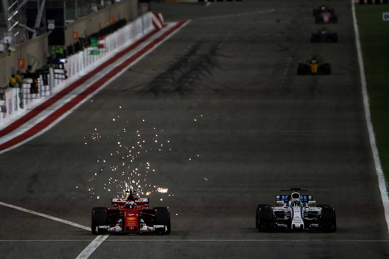 ストレートでサイドバイサイドになるライコネンとマッサ