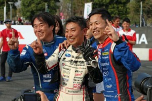 2日目ヒート1で優勝したスバルの山内英輝、新井敏弘、勝田範彦