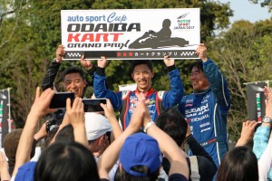 賞金を手にした2日目ヒート1で優勝したスバルの山内英輝、新井敏弘、勝田範彦