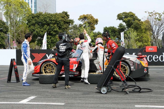 コクピットから出た小林崇志をマシンへ押し込む武藤英紀