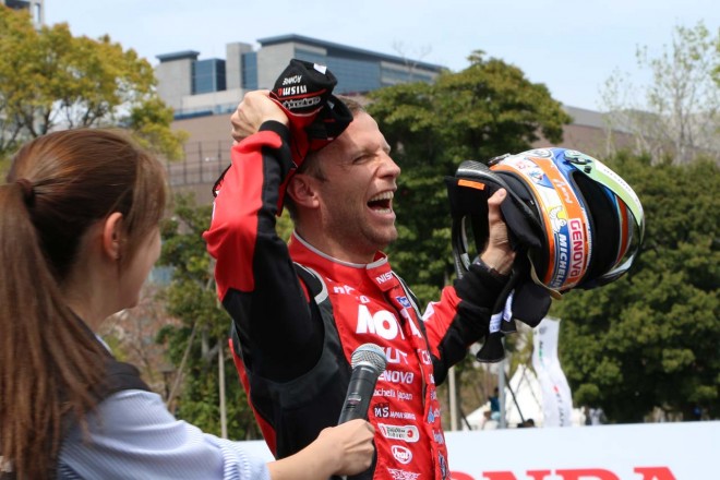 松田次生のミスで頭をかかえるロニー・クインタレッリ