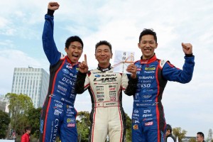 初日の大会を制したスバルの井口卓人、山内英輝、勝田範彦