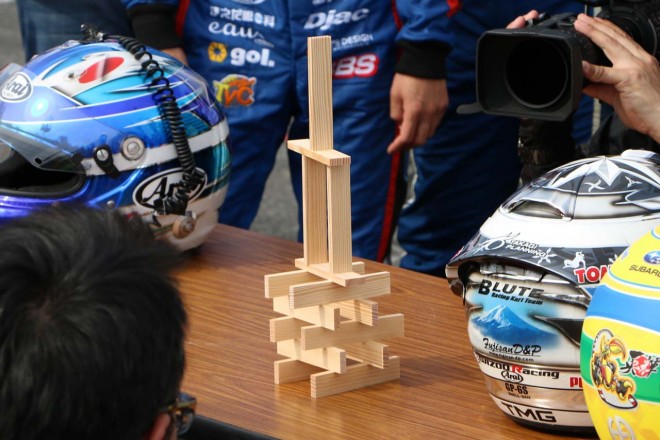 2日目のドライバー交代は積み木でタワーを作るルールに変更