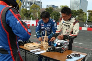 積み木でタワーの作成を練習するスバルチーム