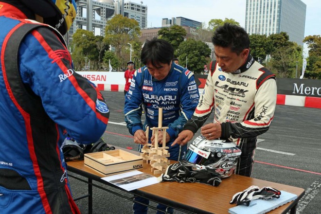 積み木でタワーの作成を練習するスバルチーム