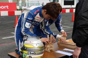 積み木でタワーの作成を練習するニッサンチーム