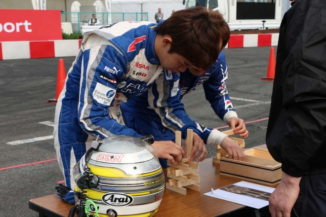 積み木でタワーの作成を練習するニッサンチーム