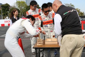 積み木でタワーの作成を練習するホンダチーム