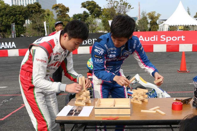 積み木でタワーの作成を練習するトヨタチーム