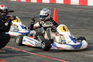 2日目のヒート1で優勝し、喜びを表現する勝田範彦