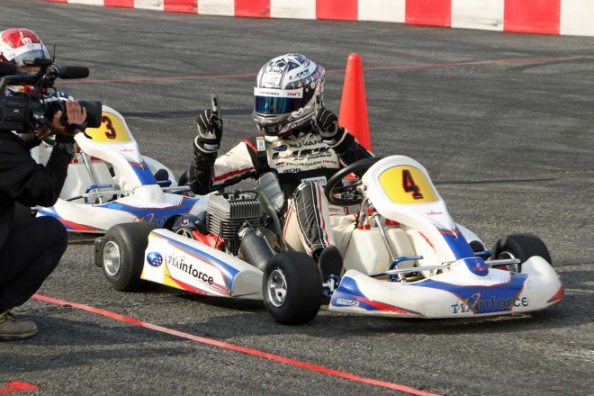 2日目のヒート1で優勝し、喜びを表現する勝田範彦