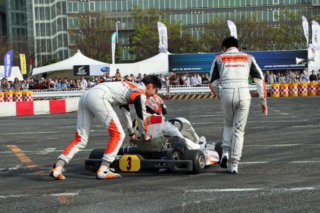 マシンにトラブルが発生し、大きく遅れてしまうホンダチーム