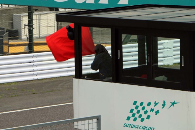 ナレイン・カーティケヤンのクラッシュで赤旗が提示される